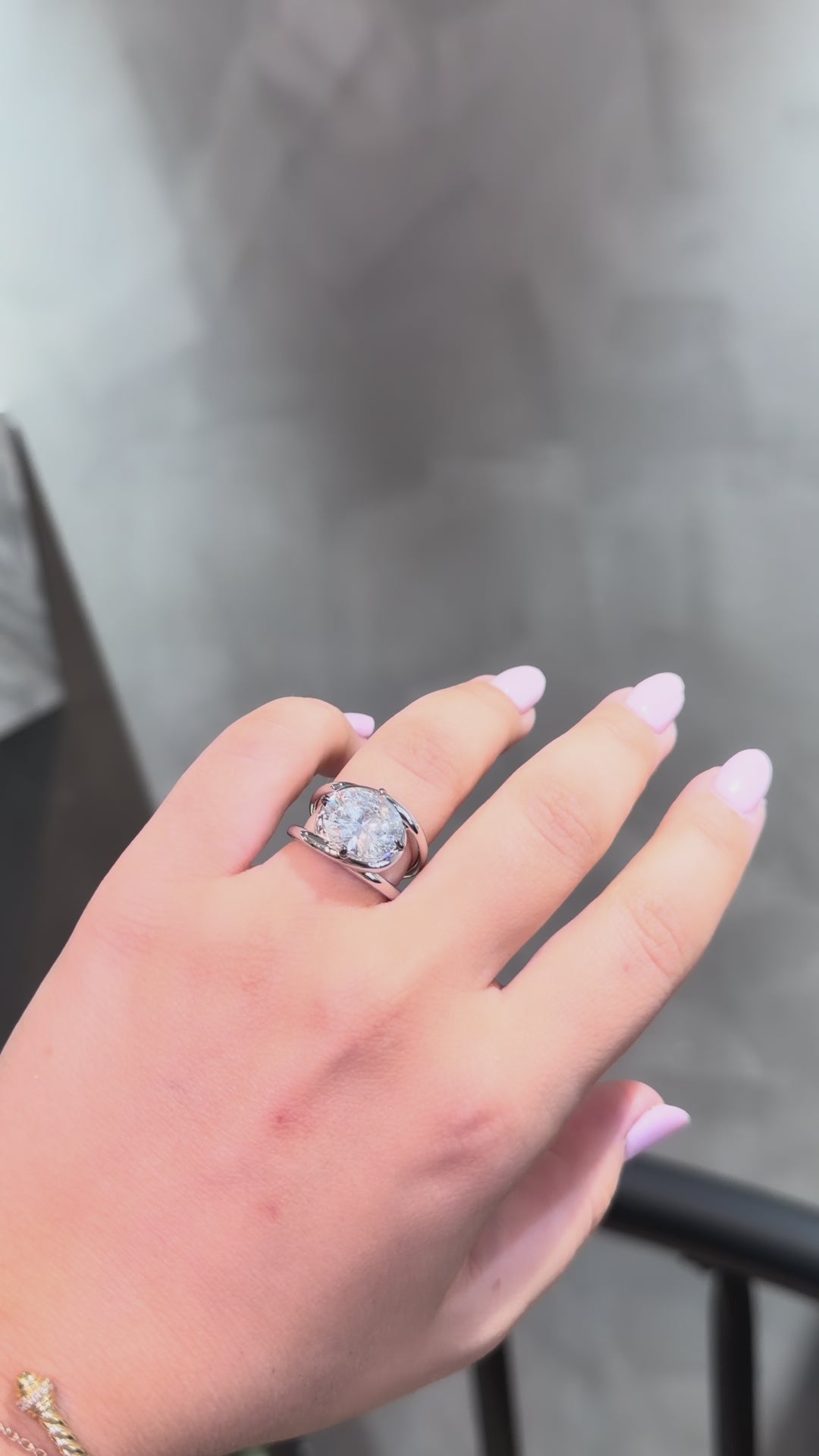 Solitaire Oval Mozanit Yüzük | Siyah Rodyum Tırnaklı 4 Carat