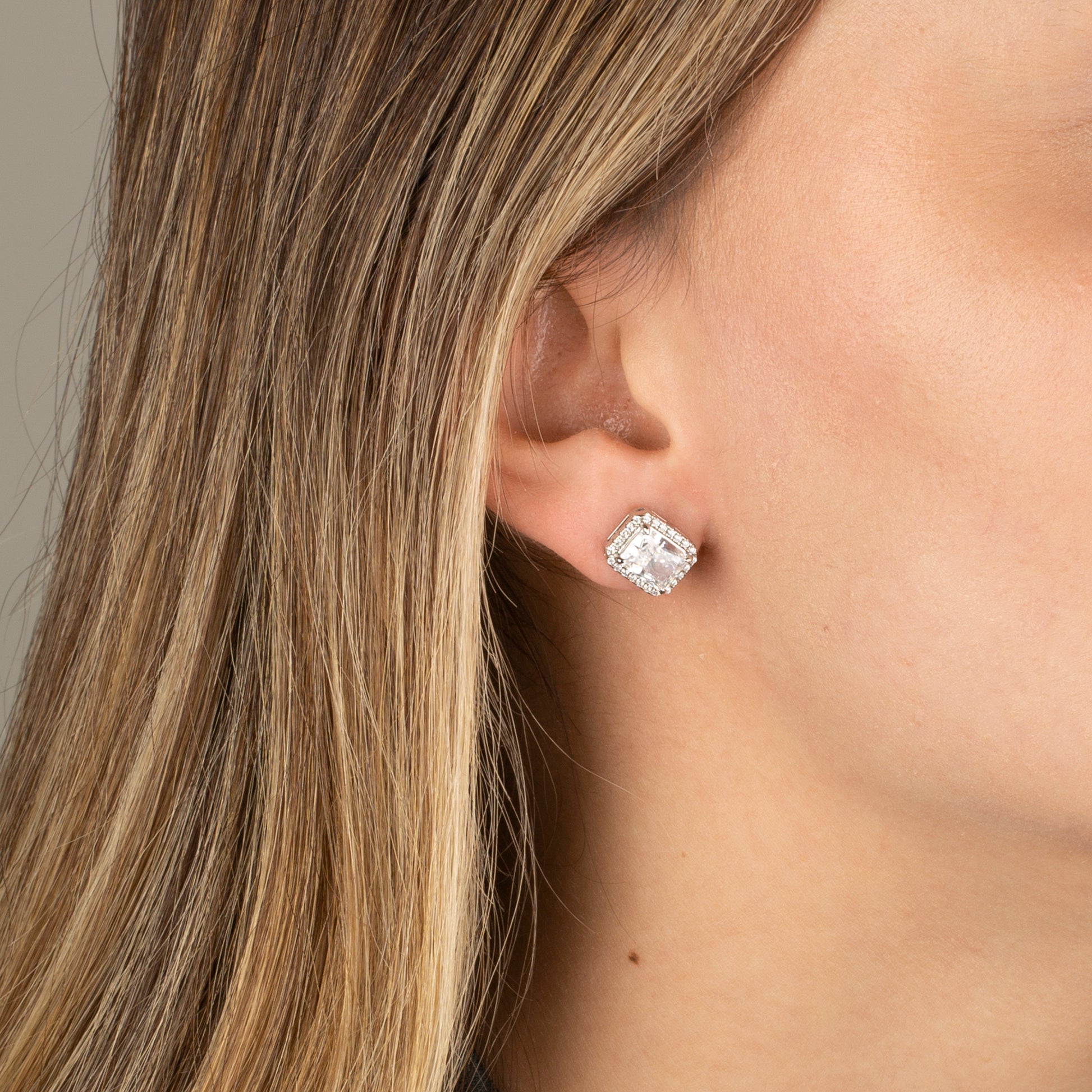 Baget Taşlı Tektaş Küpe