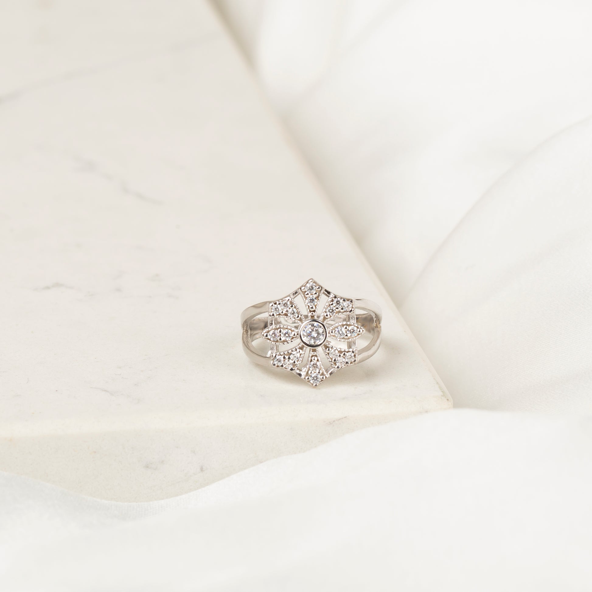 Minimal Taşlı Yüzük