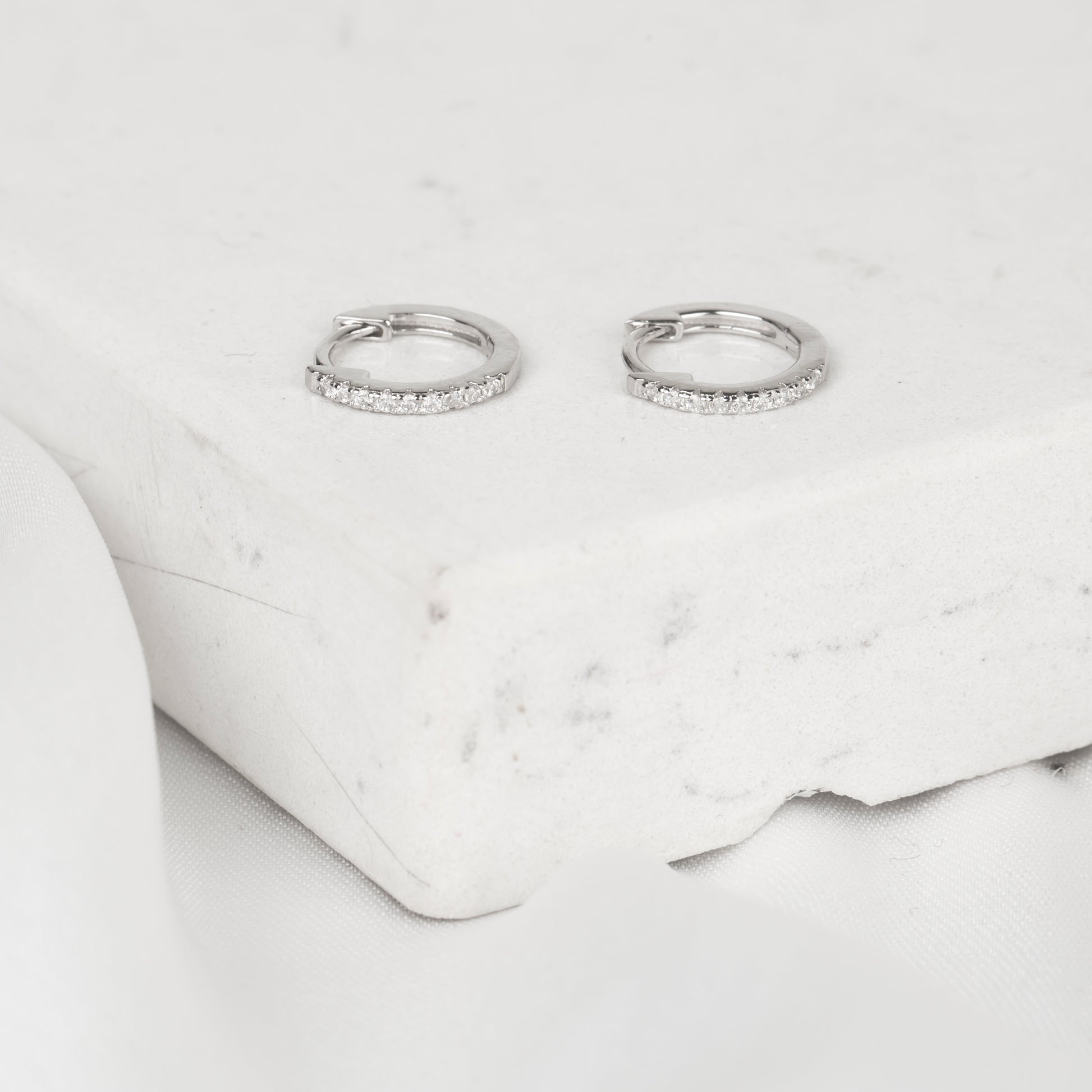 Minimal Taşlı Halka Küpe