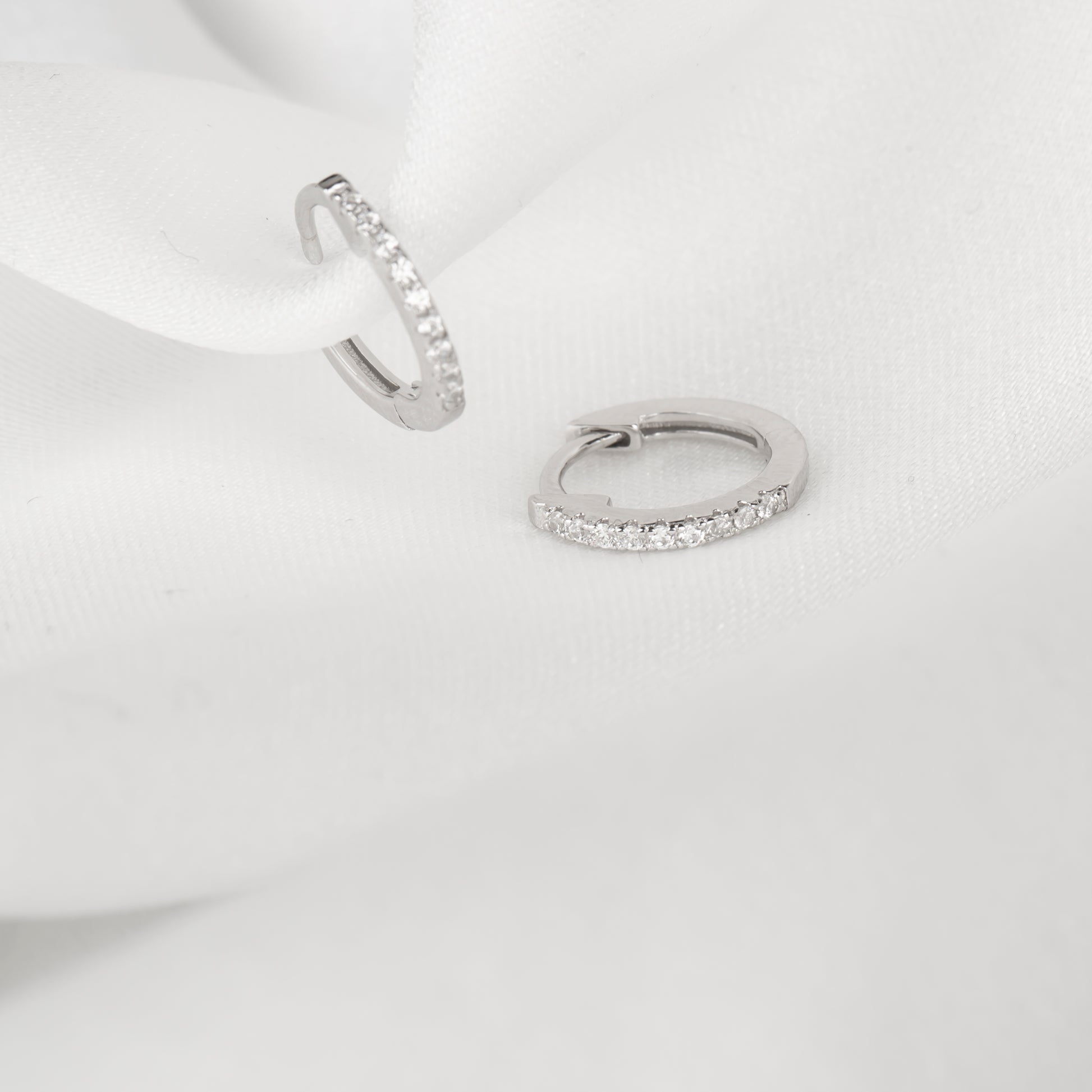 Minimal Taşlı Halka Küpe