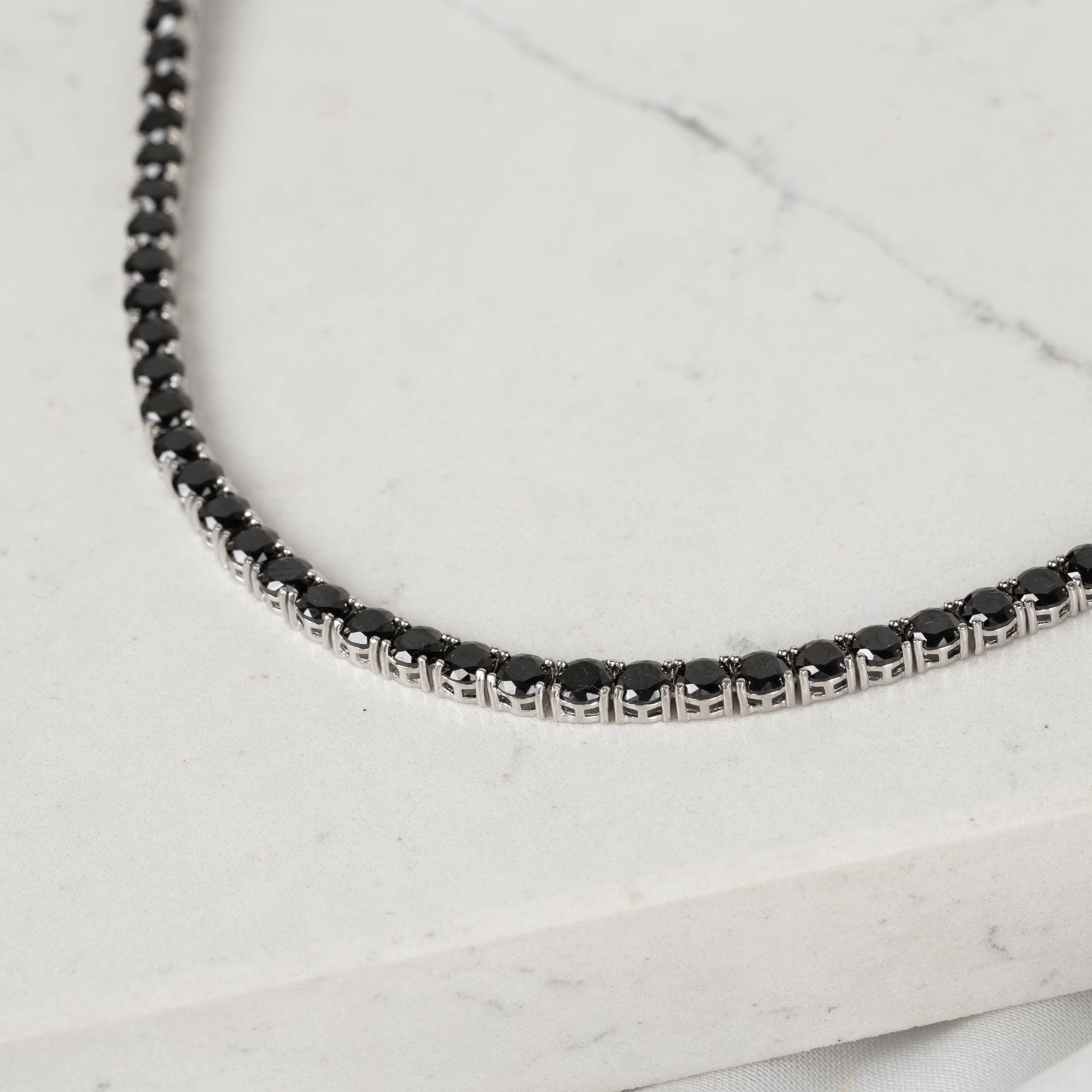 Siyah Taşlı Su Yolu Kolye