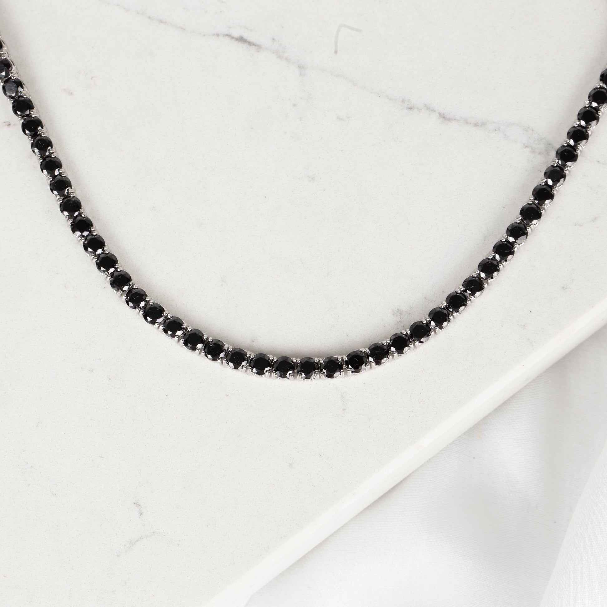 Siyah Taşlı Su Yolu Kolye