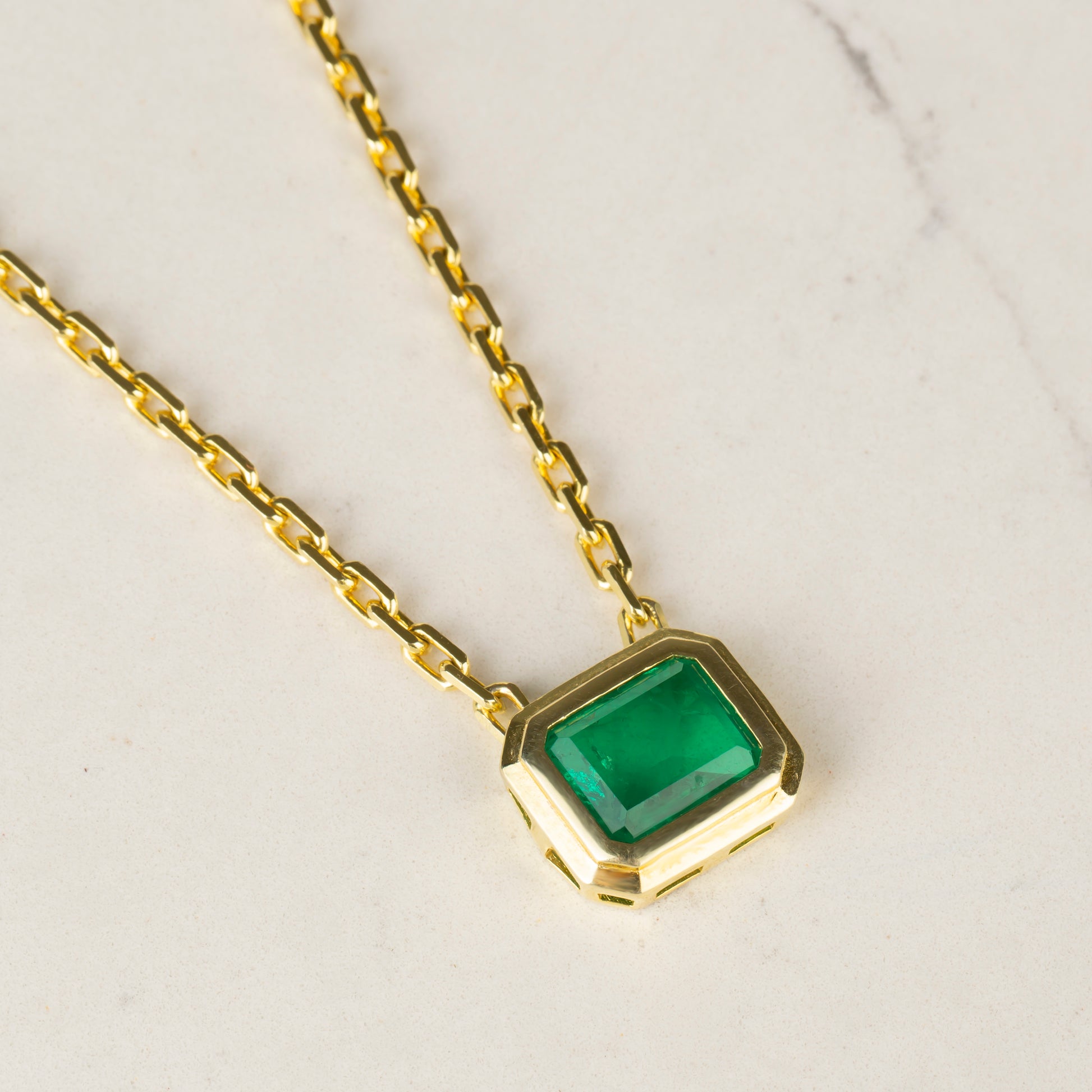 Zümrüt Taşlı Kolye