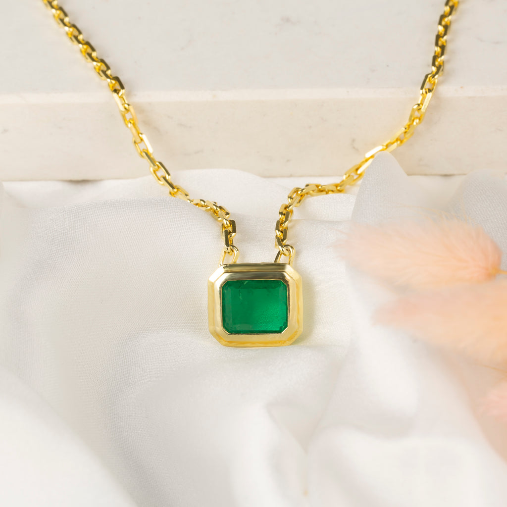 Zümrüt Taşlı Kolye