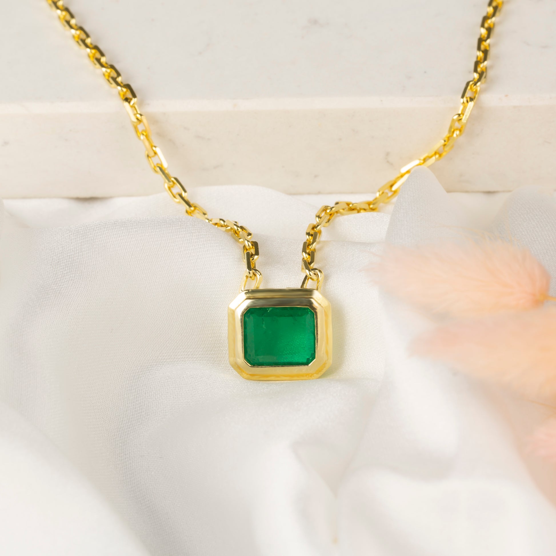 Zümrüt Taşlı Kolye