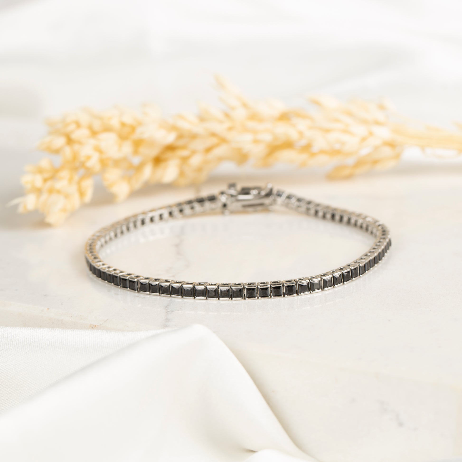 Cusshion Siyah Taşlı Su Yolu Bileklik