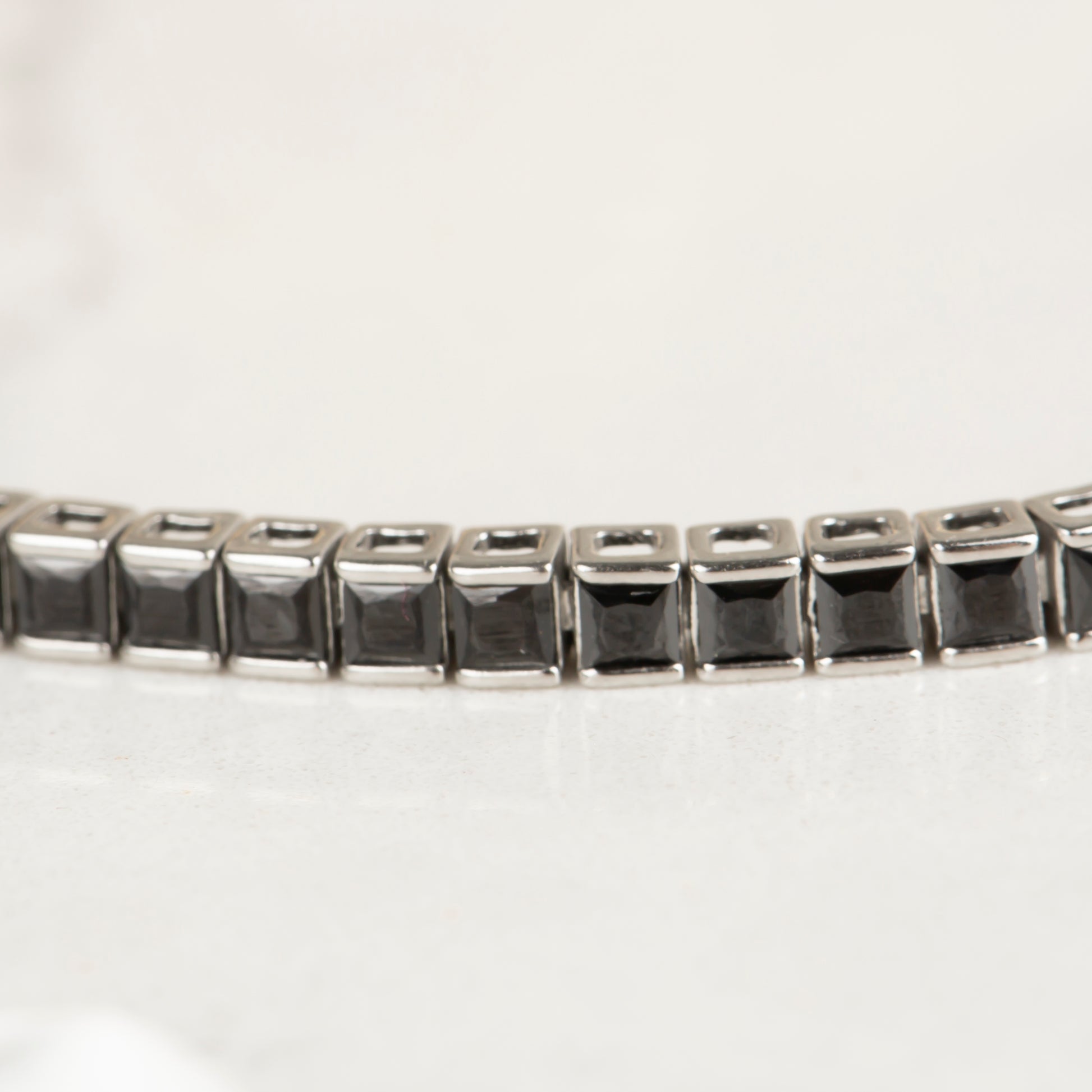 Cusshion Siyah Taşlı Su Yolu Bileklik