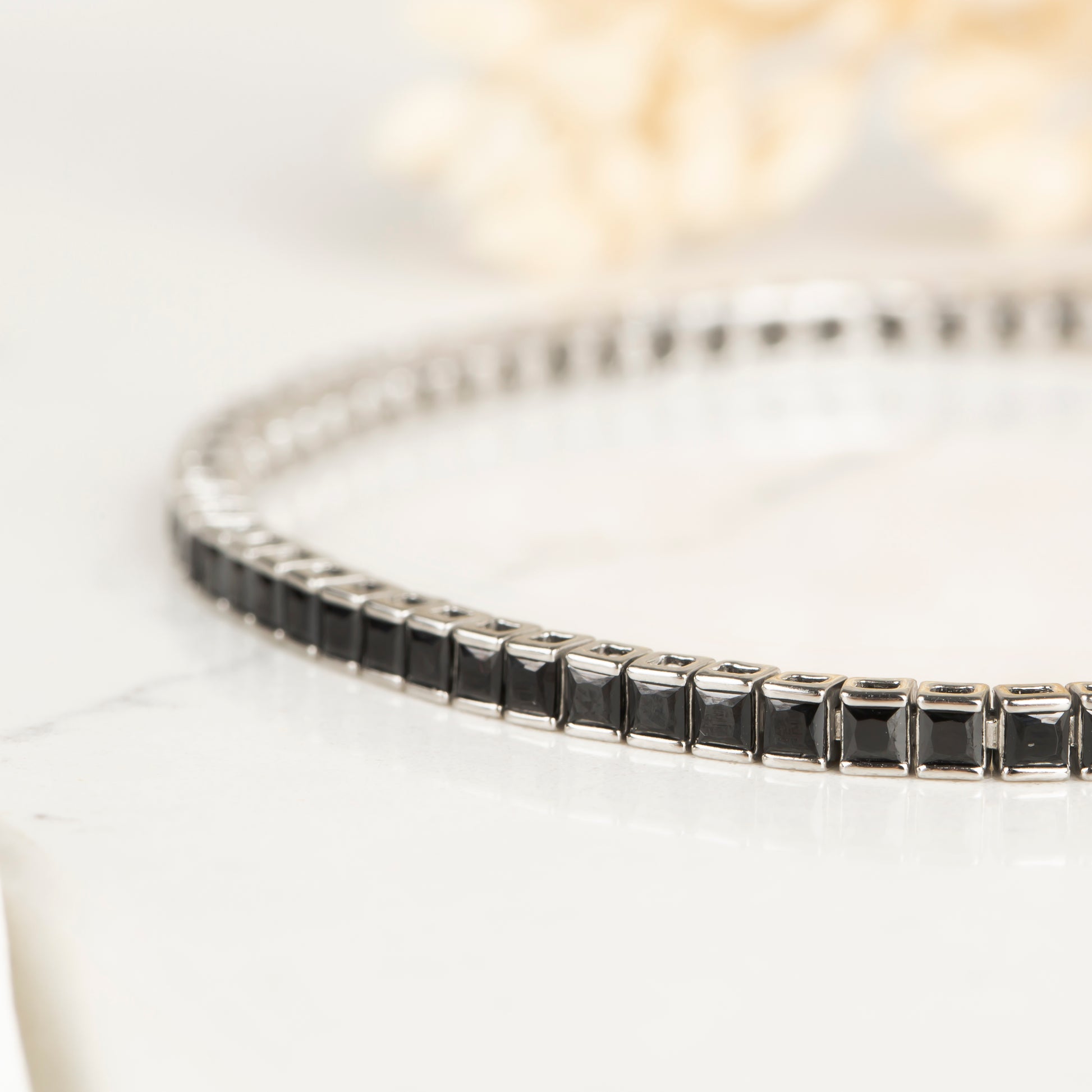 Cusshion Siyah Taşlı Su Yolu Bileklik